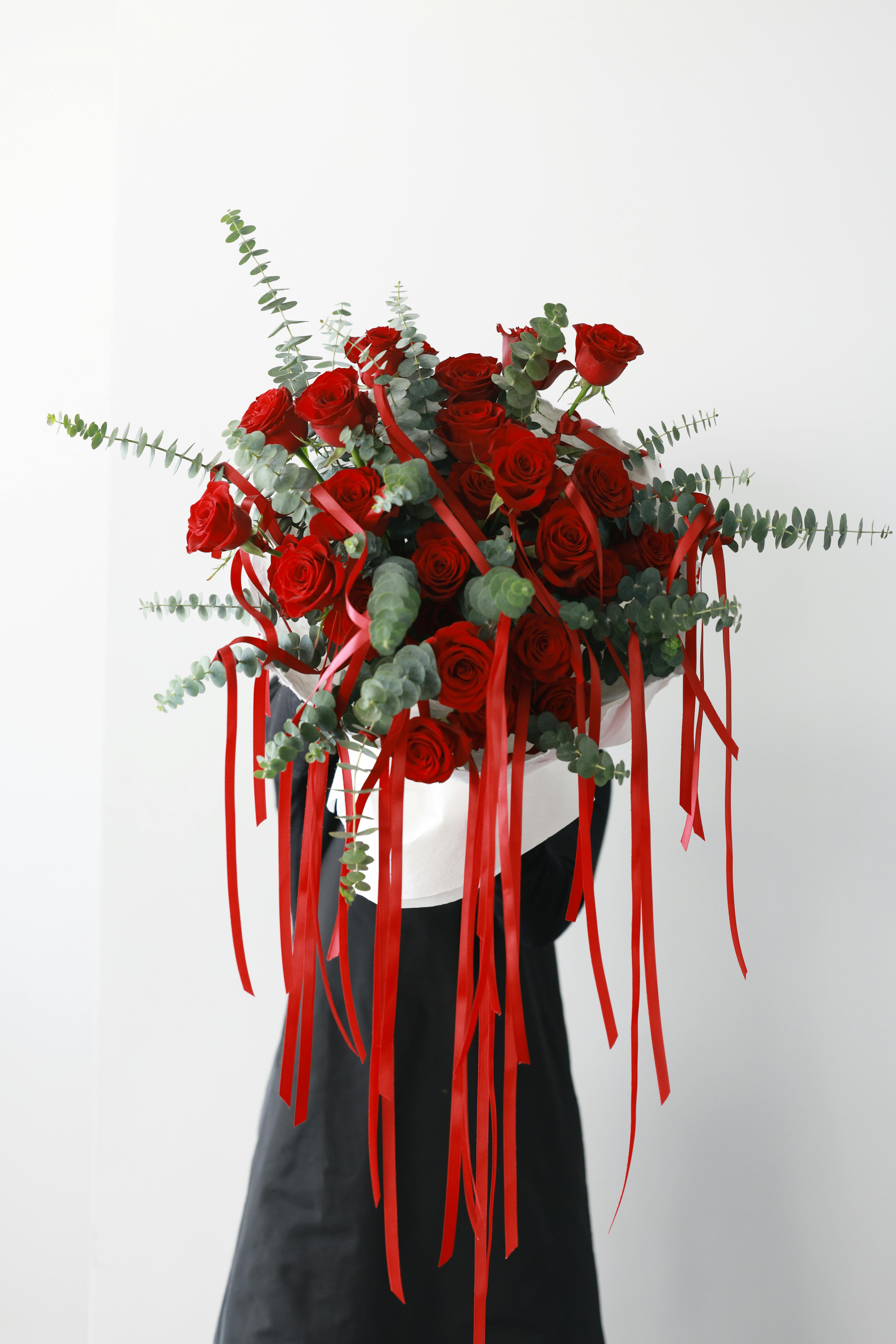 Strauß Vesper — rote Rosen mit Seidenbändern