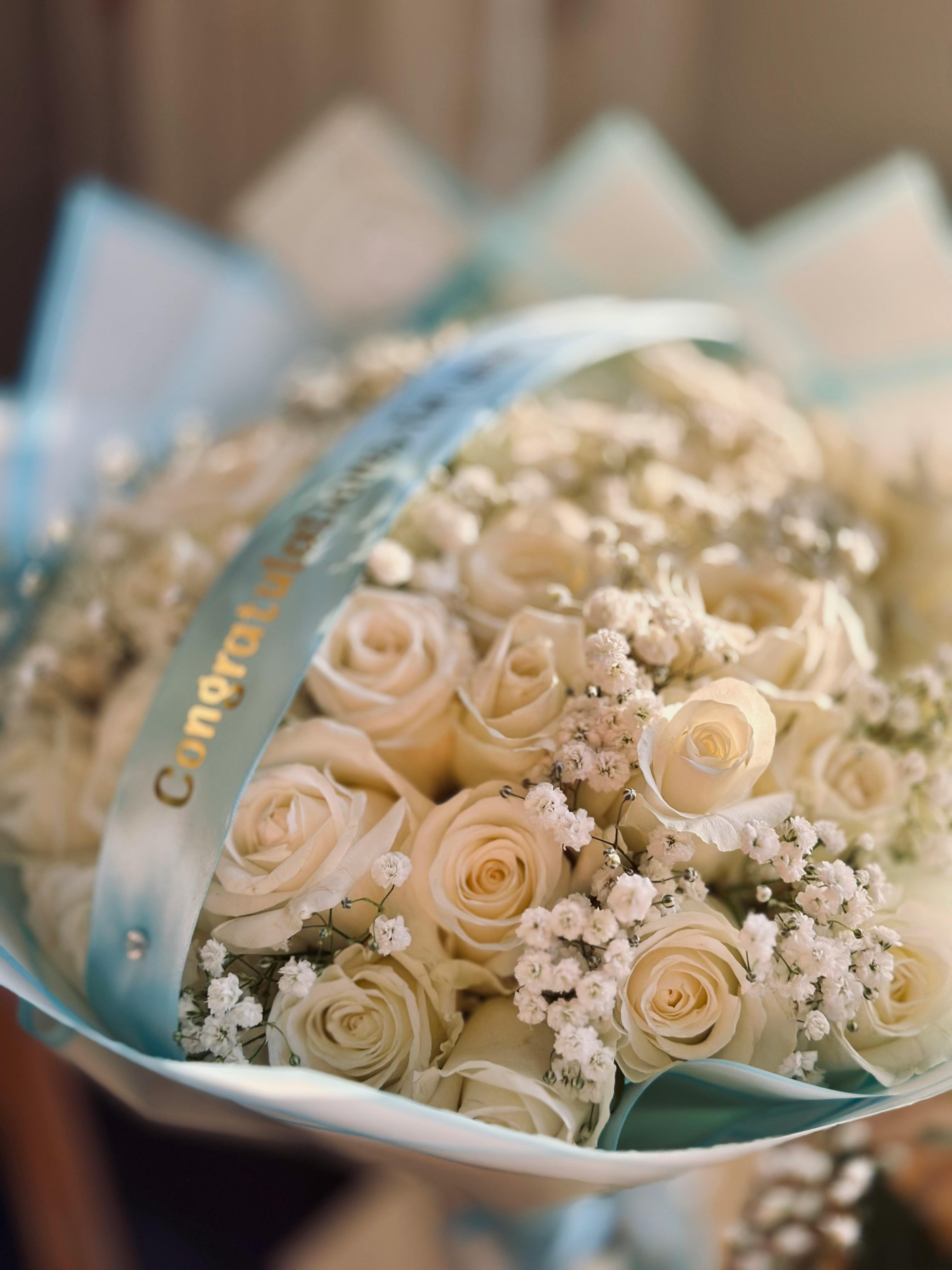Strauß Marlene — weiße Rosen mit Glückwunschband